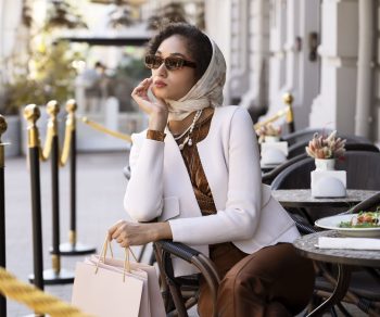 medium-shot-woman-wearing-sunglasses (2) medium-shot-woman-wearing-sunglasses (2)