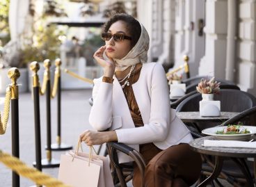 medium-shot-woman-wearing-sunglasses (2) medium-shot-woman-wearing-sunglasses (2)