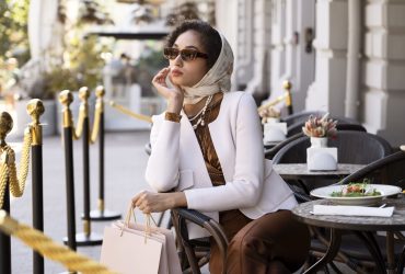 medium-shot-woman-wearing-sunglasses (2) medium-shot-woman-wearing-sunglasses (2)