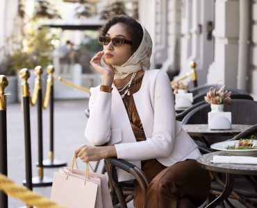 medium-shot-woman-wearing-sunglasses (2) medium-shot-woman-wearing-sunglasses (2)