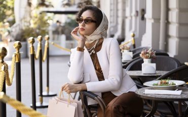 medium-shot-woman-wearing-sunglasses (2) medium-shot-woman-wearing-sunglasses (2)
