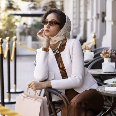 medium-shot-woman-wearing-sunglasses (2) medium-shot-woman-wearing-sunglasses (2)